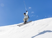 九游体育直播-赛道与球场的双重奏，F1揭幕战之夜与字母哥的统治力