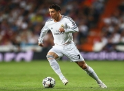 九游体育-赛道与球场，当F1街道赛的轰鸣遇见雄鹿强压魔术的夜晚