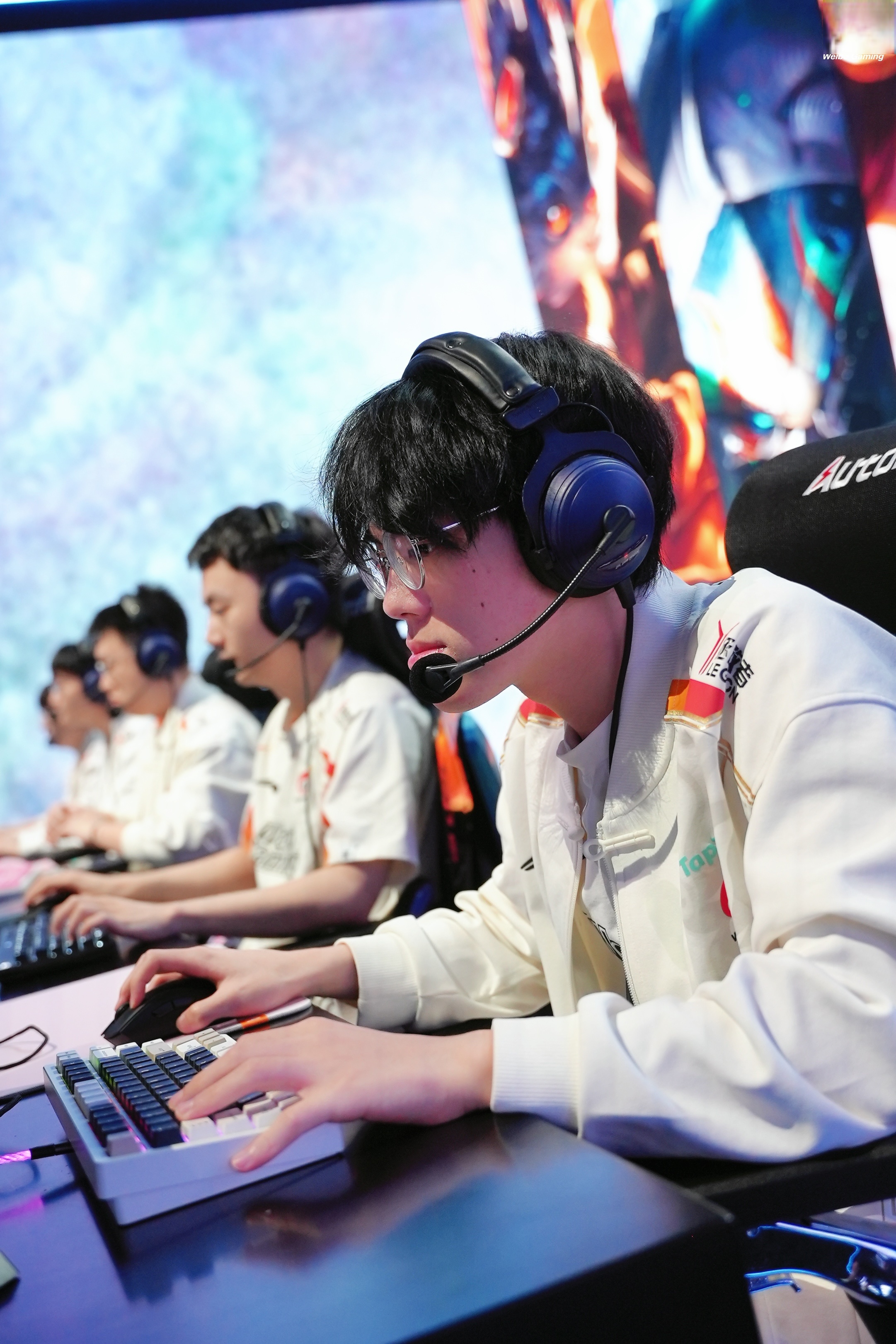 包含FLY鏖战BLG，Uzi操刀奇招英雄翻盘宿命之战2025世界赛，强势挺进下一轮的词条