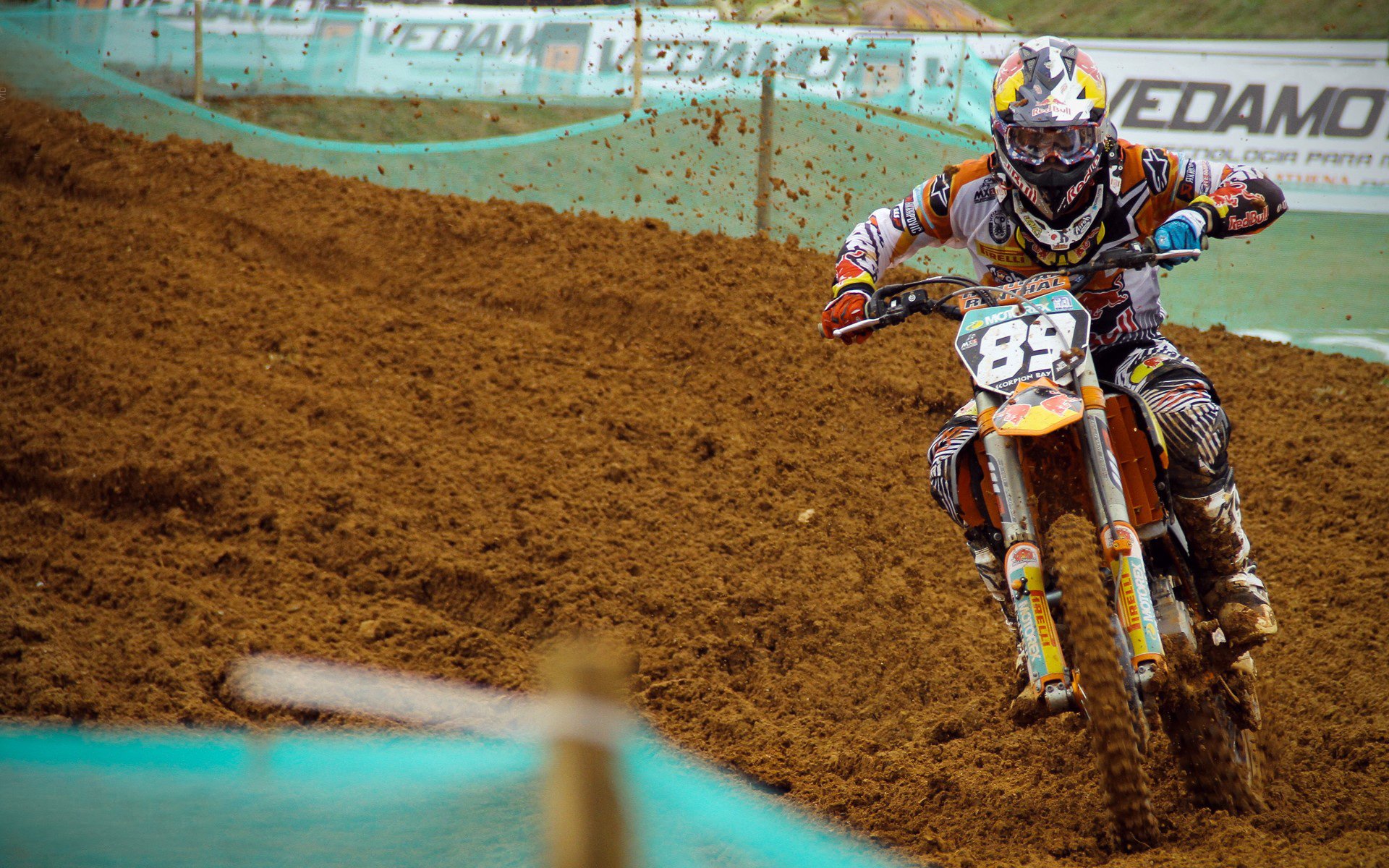 F1新赛季揭幕战焦点战，荷兰稳稳拿下拜仁，体育跨界碰撞的奇妙隐喻