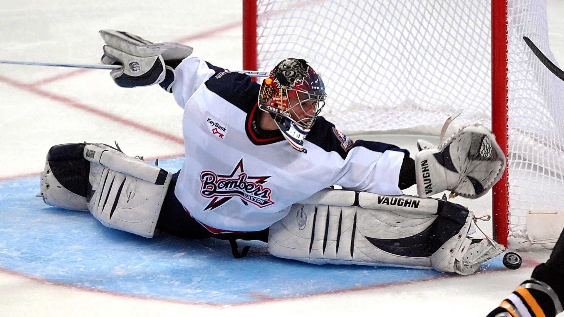 孤勇者的引擎轰鸣,拉塞尔扛起全队,阿斯顿马丁力克哈斯车队的战术启示